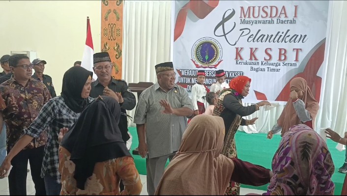 Tampak Wakil Bupati Teluk Bintuni turut menari bersama dengan Warga KKSBT dan tamu undangan, Minggu (17/12/2023) 
