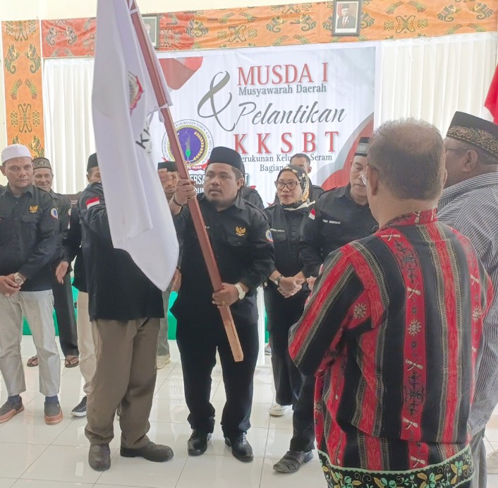 M. Saleh Wajo Ketua terpilih KKSBT Teluk Bintuni periode 2024-2029 menerima Pataka KKSBT Teluk Bintuni dari Wakil Bupati dan Tokoh Masyarakat Seram Teluk Bintuni. Minggu (17/12/2023) /foto:Haiser 