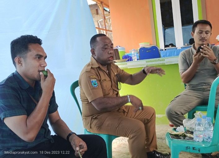 Suasana hangat di Bintuni, Papua Barat, terasa dalam obrolan ringan warganya yang menikmati cemilan khas daerah sambil berbincang santai. Senin (18/12/2023) /foto: Haiser 