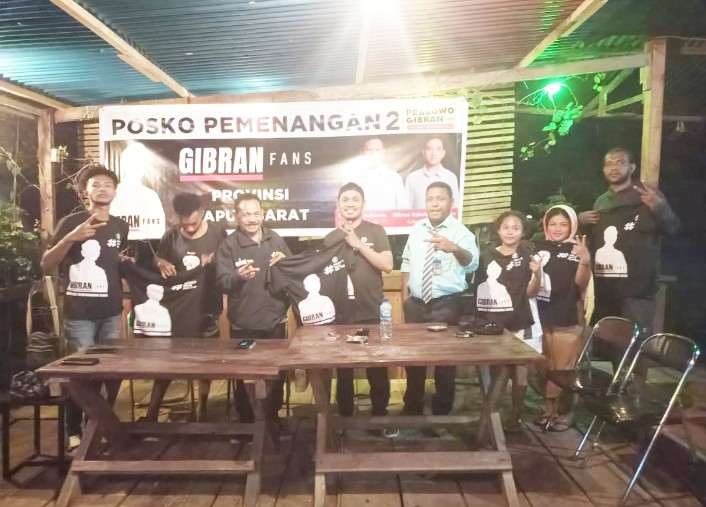 Caption: Sekjen Gibran Fans, Derek Loupatty deklarasikan Komunitas Gibran Fans di Papua Barat yang ditandai dengan penyerahan Atribut Gibran Fans kepada Koordinator Gibran Fans Papua Barat, Muh. Fahrul Mongay di Amban, Manokwari-Papua Barat, Kamis (14/12). [***]
