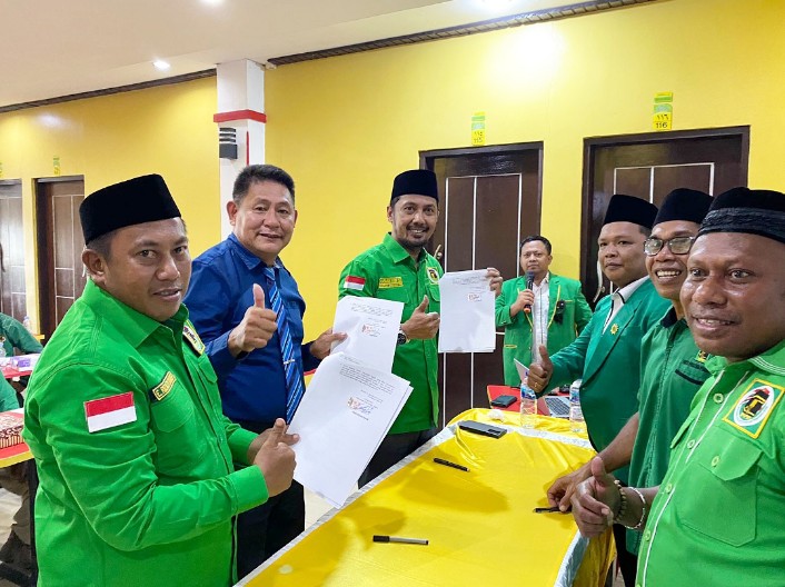 Ketua DPW PPP Papua Barat berfoto bersama Ketua dan Sekretaris DPC PPP Teluk Bintuni beserta Caleg PPP setelah penandatanganan fakta integritas Caleg DPRD Kabupaten Teluk Bintuni pada Senin (18/12/2023).