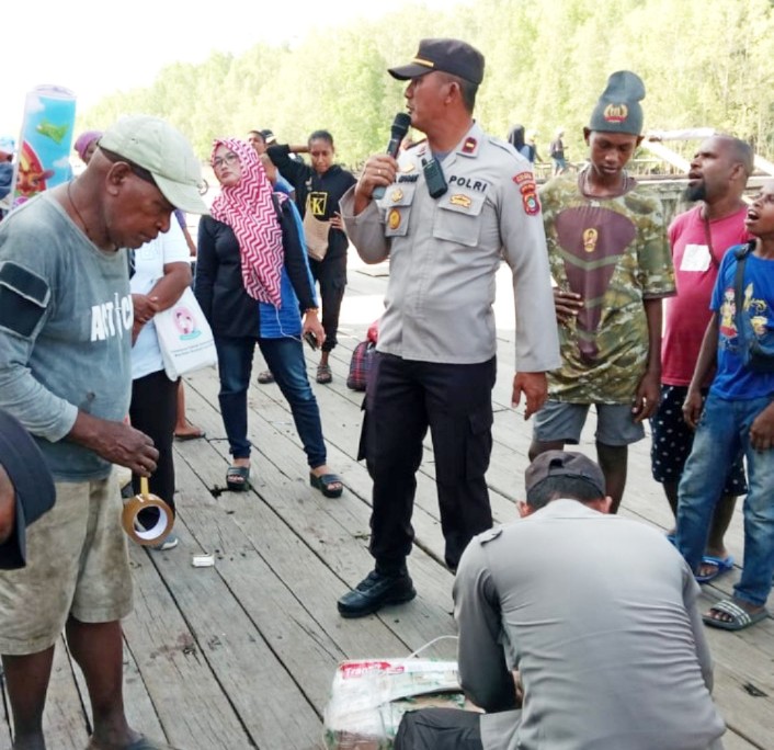 Kapolsek Babo, Ipda Stenli A. Marani, memberikan himbauan kamtibmas kepada masyarakat dan penumpang KMP LEMA yang turun di Distrik Babo menjelang perayaan Natal dan Tahun Baru pada Rabu (20/12/2023).