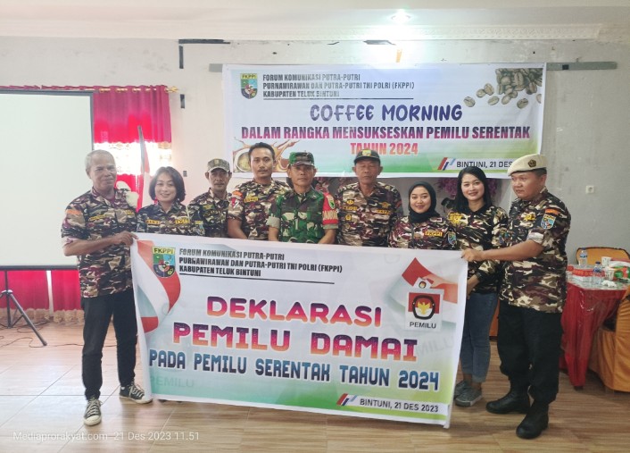 Foto bersama Danramil 1806-01 Bintuni dan anggota FKPPI setelah suksesnya kegiatan Coffee Morning pada Kamis, 20 Desember 2023. Suasana penuh keceriaan dan kebersamaan dalam acara tersebut mencerminkan sinergi positif. 