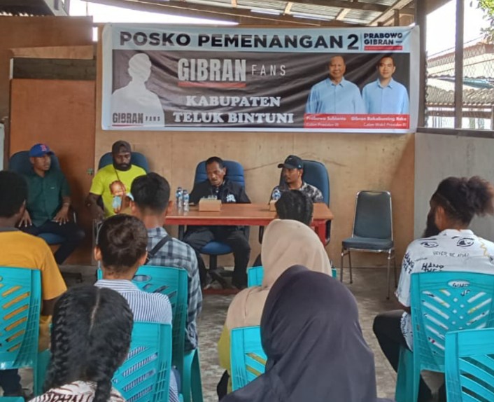 Sekretaris Jenderal Gibran Fans, Derek Loupatty, secara resmi mendeklarasikan Posko Pemenangan 2 Gibran Fans di Kabupaten Teluk Bintuni. Acara berlangsung di Kampung Argosigemarai, SP V, Distrik Bintuni Timur pada Kamis (21/12/2023).