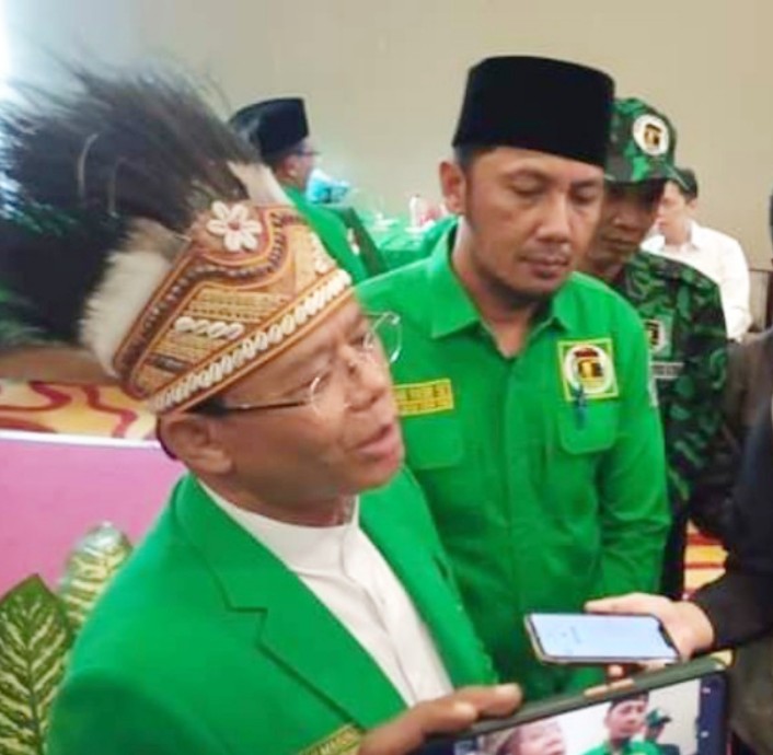 Ketua DPW PPP Papua Barat, Yasman Yasir, S.E., mendampingi Plt Ketum PPP, Muhammad Mardiono, saat diwawancarai awak media. Dok: MPR
