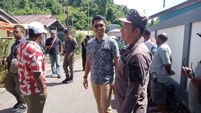 Pelaksanaan PSU oleh Ketua KPU Teluk Bintuni, Muhammad Makmur Memed Alfajri, menekankan upaya maksimal dan harapan akan kondusifitas. Tampak Ketua KPU Teluk Bintuni memantau pelaksanaan PSU di TPS 14 Kelurahan Bintuni Timur, Sabtu (24/02/2024).
