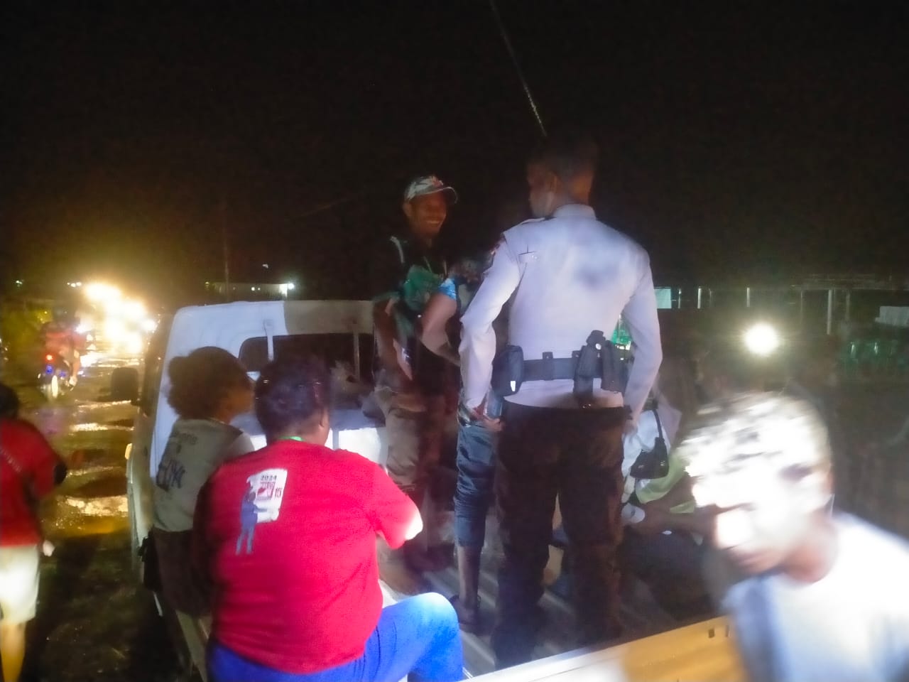 Tampak kendaraan pengangkut kotak suara mendapatkan pengawalan dari Saksi dan aparat kepolisian. 