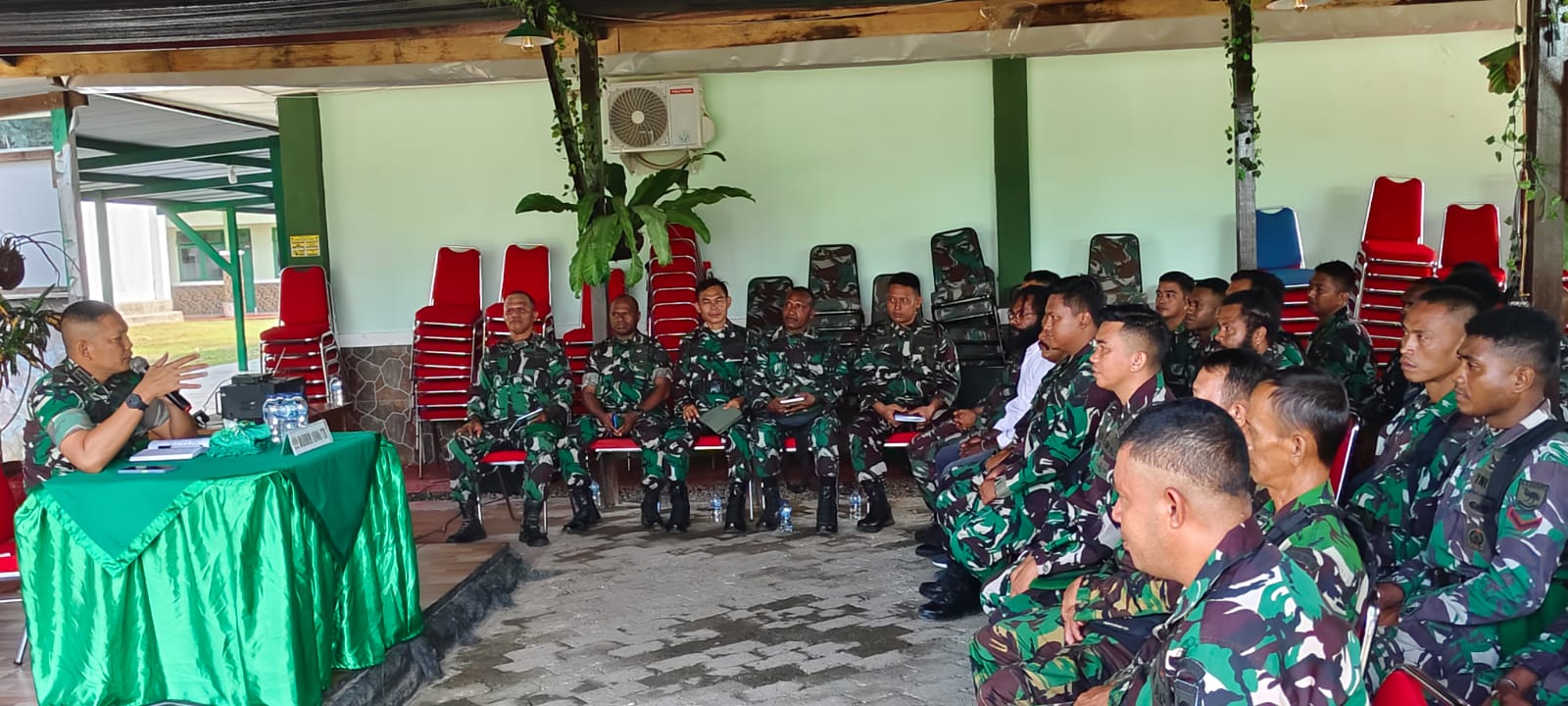 Letkol INF Teguh Eko Efendi, SE menekankan pentingnya peran Babinsa dalam memberikan pelayanan kepada masyarakat dan menjadi pelopor dalam mengatasi kesulitan yang dihadapi oleh masyarakat, guna mendekatkan TNI dengan rakyat. Senin (26/02/2024)