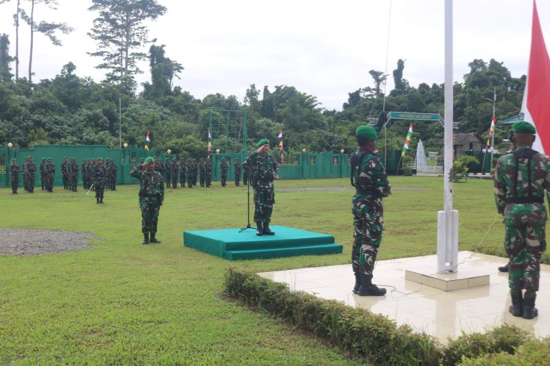Dandim 1806/TB , Letkol Teguh Eko Efendi pimpin upacara perdana, Senin (26/02/2024) 
