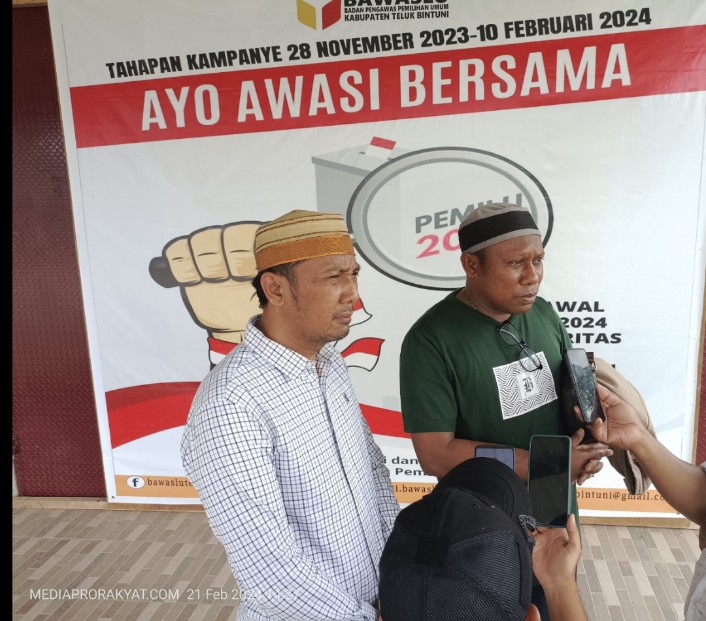 Ketua DPC PPP Teluk Bintuni, Joko Lingara didampingi Ketua DPW PPP Papua Barat, Yasman Yasir memberikan keterangan kepada wartawan, Rabu (21/02/024) di Kantor Bawaslu Teluk Bintuni.
