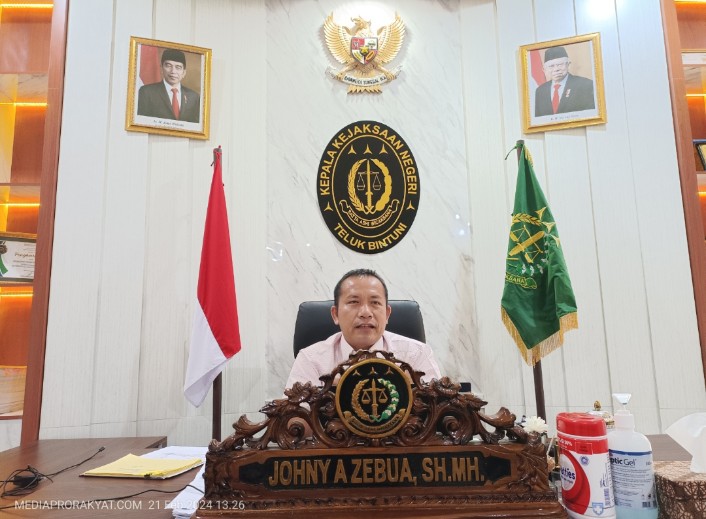 Kepala Kejaksaan Negeri (Kajari) Teluk Bintuni, Jhony Zebua, saat memberikan keterangan pers di ruang kerjanya, Rabu (21/02/2024) 
