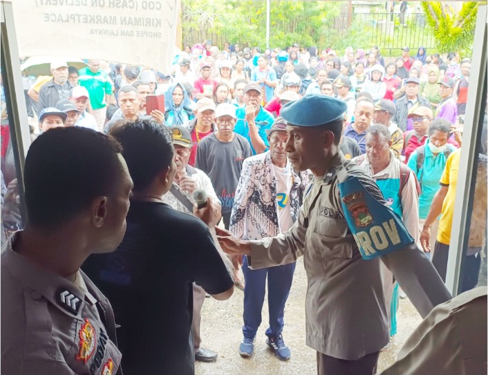 Keterangan gambar: Tampak Kepala Pos Cabang Bintuni, Tarto, memberikan penjelasan kepada para guru yang melakukan aksi unjuk rasa pada Jumat (23/02/2024).