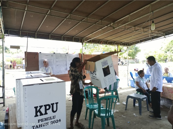Keterangan gambar: Petugas KPPS TPS 12 Argosigemarai (Belakang POM) distrik Bintuni Timur, mengangkat kotak suara seusai penghitungan suara Capres-Cawapres RI, Sabtu (24/02/2024).
