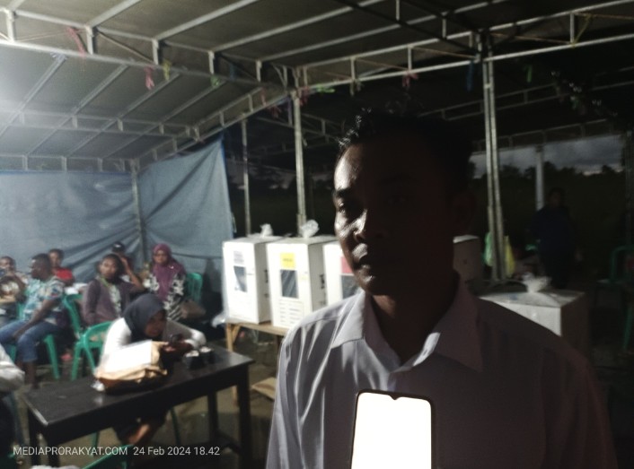 Ketua KPPS TPS 12 Argosigemarai , Arwanudin saat diwawancarai di lokasi, Sabtu (24/02/2024) 