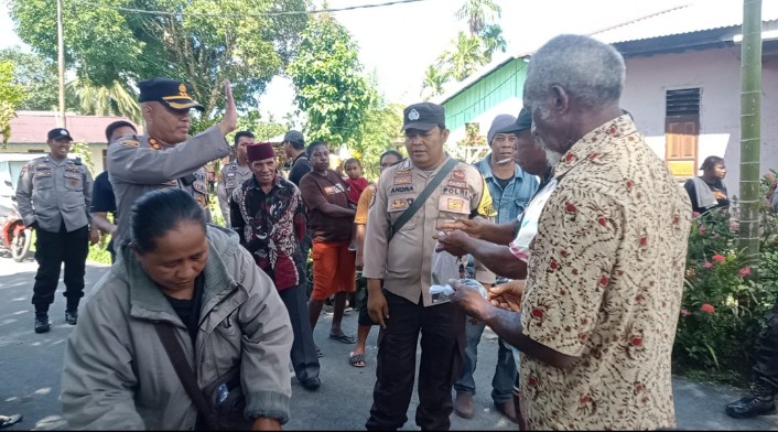 Tampak Kapolres Teluk Bintuni, AKBP Chairuddin Wachid menyapa warga di TPS 14 Kelurahan Bintuni Timur, Sabtu (24/02/2024)
