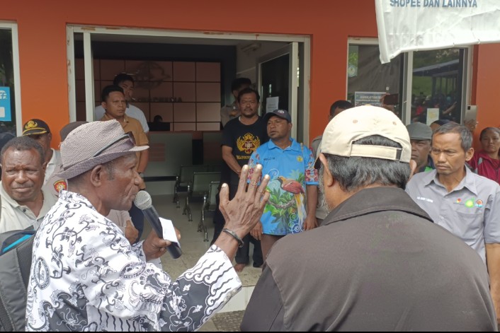 Ketua PGRI Kabupaten Teluk Bintuni, Simon Kambia saat memimpin aksi unjuk rasa di Kantor Pos Cabang Bintuni, Jum'at (23/02/2024) 