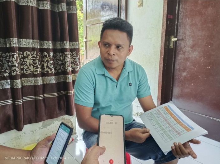 Jaffy Nahumury, Suvervisor Pelayanan dan Satgas Beras Jatah Wondama, Pegungan Arfak dan Teluk Bintuni, saat memberikan keterangan kepada wartawan, Senin (26/2) di Kantor Pos Cabang Bintuni. 