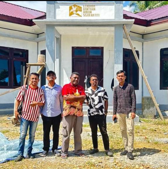 YLBH Sisar Matiti Memberikan Apresiasi kepada Tim Tabur Gabungan yang Berhasil Menangkap JBB Tersangka Utama Tipikor Pasar Rakyat Babo. Foto : Kantor YLBH Sisar Matiti di jalur 10 Kampung Argosigemarai, distrik Bintuni Timur (27/2). 
