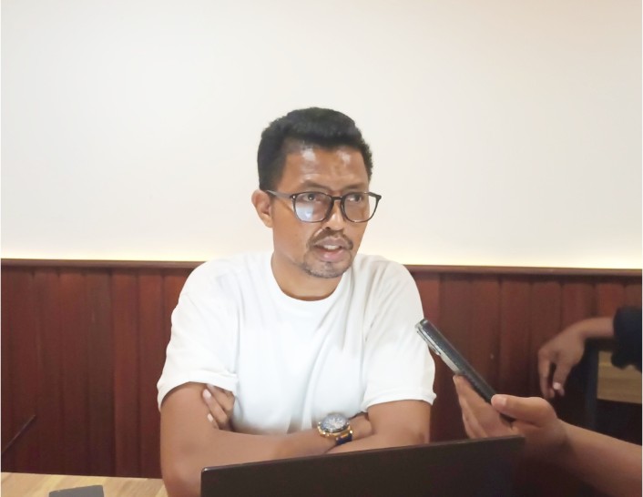 Wakil Ketua Bidang OKK DPW Partai NasDem Papua Barat, Syamsudin Seknun, S.Sos., SH., MH, saat melakukan konferensi pers pada Kamis malam (29/02/2024).  