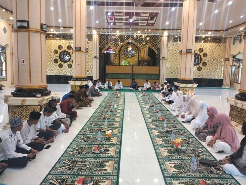 Hadir dalam acara tersebut, para tokoh masyarakat, pemuka agama, serta sejumlah pejabat pemerintah setempat. Semangat kebersamaan dan kepedulian terhadap sesama sangat terasa dalam suasana ramah tamah tersebut.