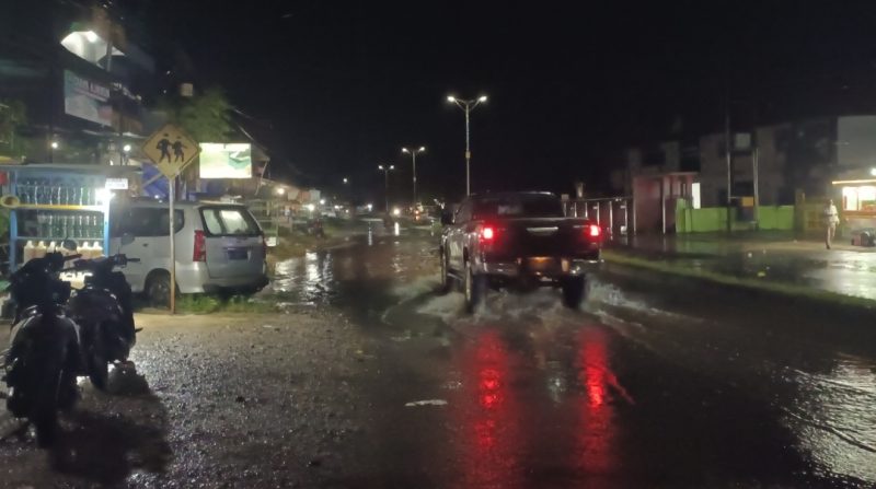 Kondisi jalan di Kota Bintuni saat di hujan turun. Foto : Haiser Situmorang