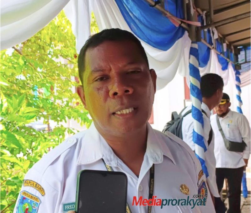Plt. Kepala Dinas Dukcapil Kabupaten Teluk Bintuni Fredrik Paduai, S.Sos., saat di wawancarai Mediaprorakyat.com, Rabu (20/3/2024). Foto : Haiser Situmorang 