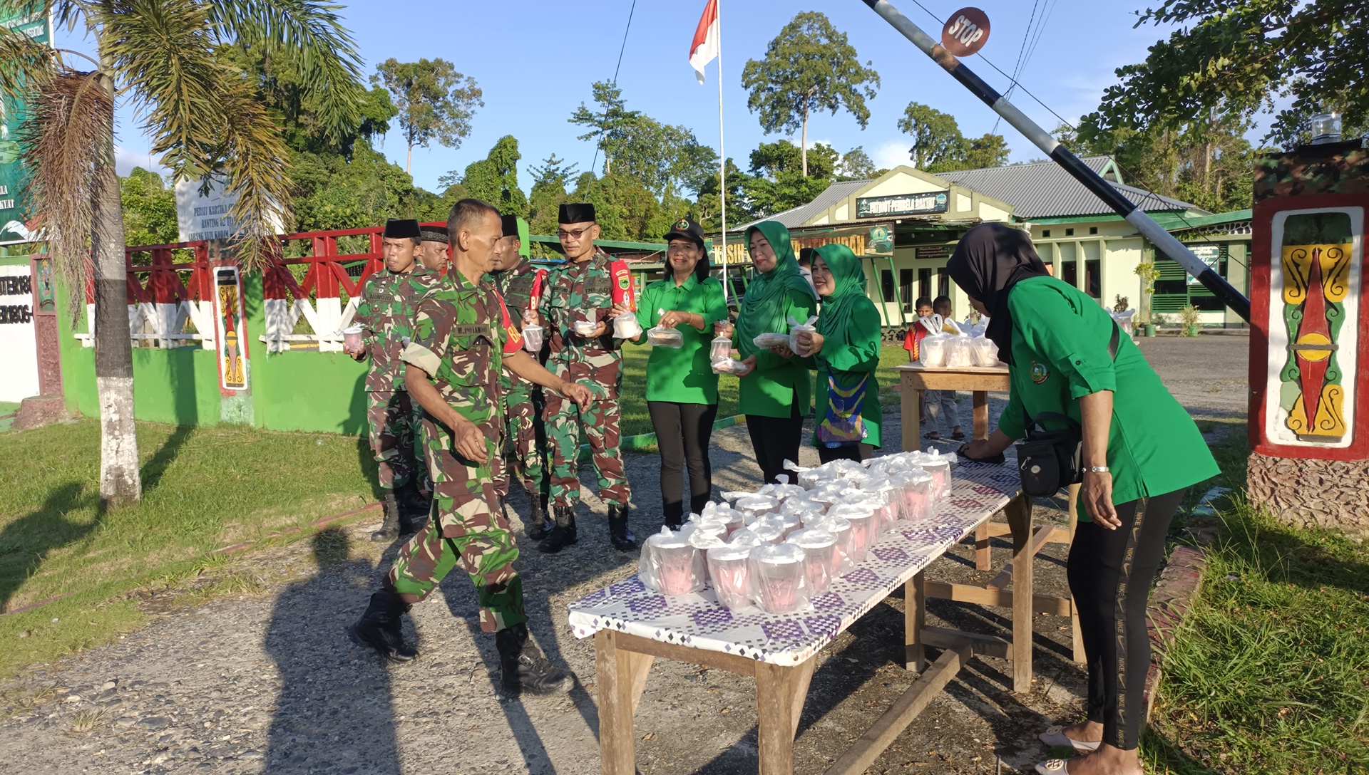 Dokumentasi pembagian takjil Koramil 1806-01/Bintuni , Sabtu (23/3/2024). Foto : Haiser Situmorang
