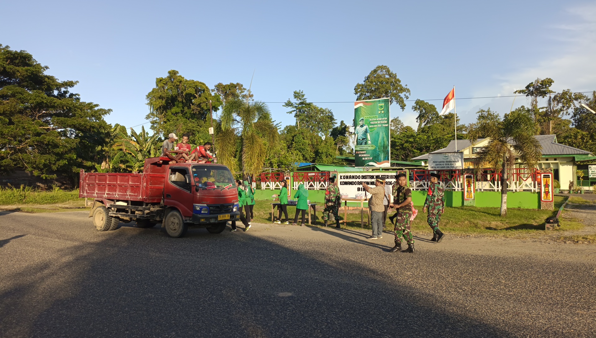 Dokumentasi pembagian takjil Koramil 1806-01/Bintuni , Sabtu (23/3/2024). Foto : Haiser Situmorang
