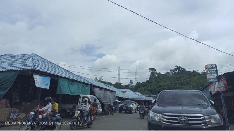 Tampak Salah satu Hi Lux yang terparkir di pasar sentral Bintuni, Kamis (21/3/2024). Foto : Haiser Situmorang