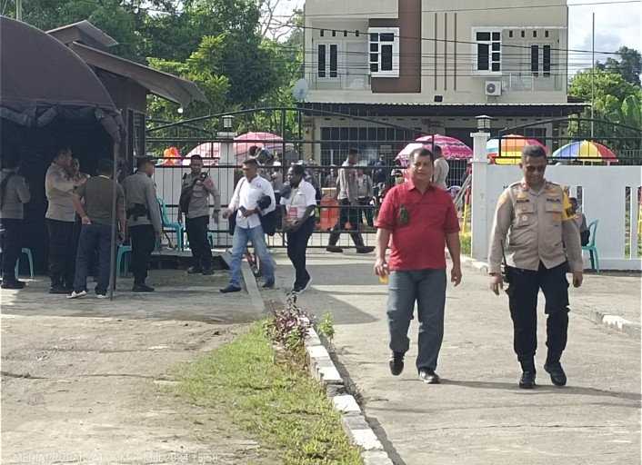 Tampak Wakapolres Teluk Bintuni turut serta terjun ke lapangan untuk melakukan pengamanan pelaksanaan Rapat Pleno, Jum'at (1/3/2024) 