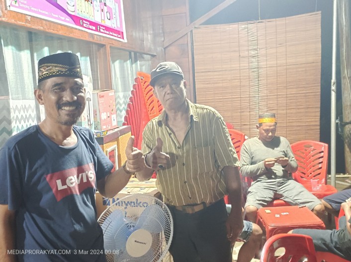 Haji Iqram Puang Siga (mengenakan peci) foto bersama dengan salah satu warga Komplek Nusantara, disela kegiatan perlombaan gaple, Sabtu (2/3/2024) 
