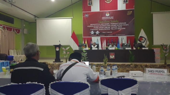 Setelah pembacaan hasil pleno distrik Meyado, Ketua KPU Teluk Bintuni, pukul 01.00 WIT Rabu (6/3), kembali menskors rapat terbuka akan dibuka kembali pada hari ini juga.