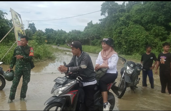 Babinsa Koramil 1806-01/Bintuni, Distrik Tuhiba memberikan arahan dan semangat untuk tetap beraktifitas namun selalu waspada menjaga keamanan diri dan keluarga saat musim penghujan. Rabu (6/3/2024).