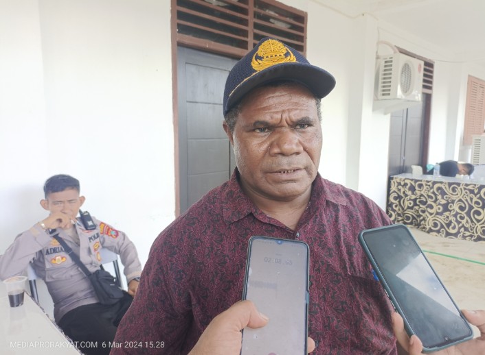 Yosep Asmorof, Anggota PPD Distrik Bintuni, saat di wawancarai wartawan, Rabu (6/3) 