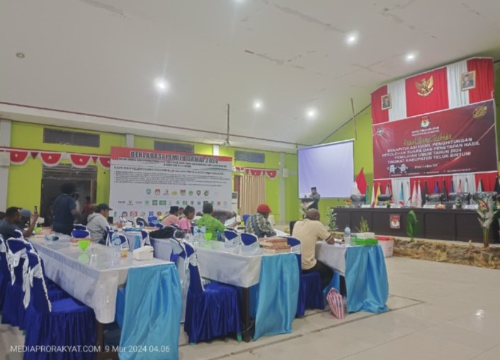Anggota KPU Kabupaten Teluk Bintuni,Deni Dorinus Airory membacakan hasil perolehan suara jenis PEMILU DPRD Kabupaten Teluk Bintuni, Sabtu (9/3)  