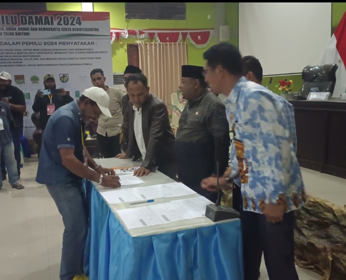 Sekretaris Partai NasDem menolak menandatangani berita acara Dapil 3 saat penetapan hasil di Aula KPU Teluk Bintuni, Sabtu pagi (9/3)