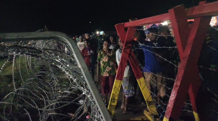 Masyarakat Moskona melakukan aksi unjuk rasa di luar kantor KPU Teluk Bintuni kemarin malam (8/3) menuntut KPU dan BAWASLU untuk membuka 7 kotak suara dari Distrik Weriagar sebelum penetapan hasil.