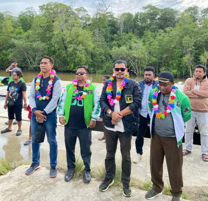Hasil Perolehan Kursi Legislatif PPP Papua Barat dalam Pemilu 2024, H. Asri, ST: Evaluasi dan Harapan ke Depan. Foto dari Kanan ke kiri: Ketua DPC PPP Kabupaten Teluk Bintuni, Joko Lingara, H. Asri, ST, Hamzah, S.T, dan Irvan Sawir.