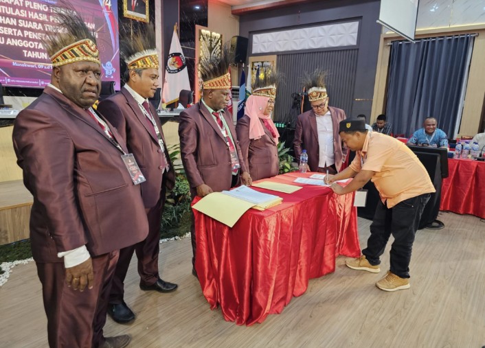 Saksi Parpol PPP, Hamzah, S.T menandatangani berita acara penetapan suara di KPU Papua Barat, Senin (11/3/2024) dini hari. 