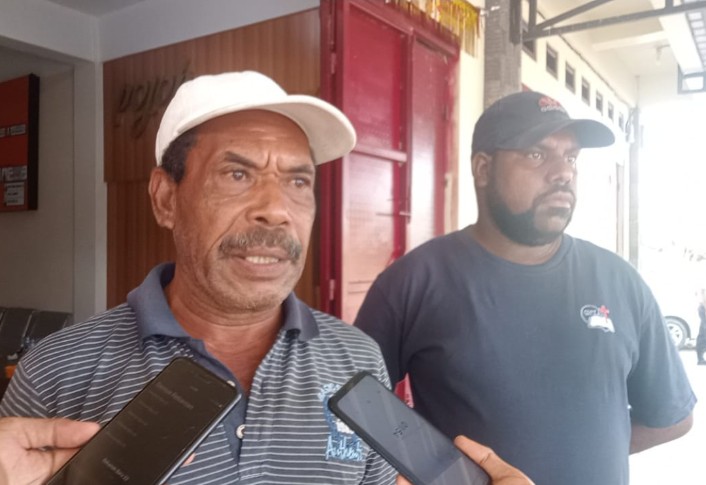 Sekretaris DPD Partai NasDem Teluk Bintuni, Jen Fimbay, didampingi Caleg Partai NasDem Dapil 3 Teluk Bintuni, Nomor urut 2 Jefri Orocomna, saat berada di kantor Bawaslu Teluk Bintuni kemarin, Senin (11/3/2024). Jen Fimbay memberikan keterangan kepada wartawan.