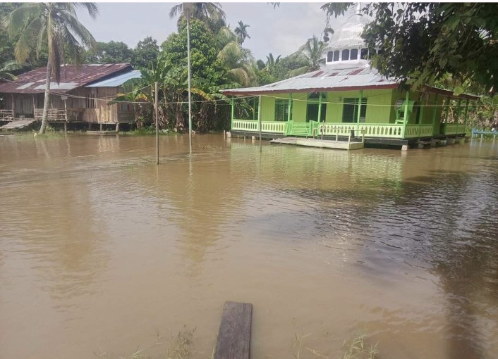 Pada Selasa, 12 Maret 2024, sebuah foto menunjukkan air menggenangi halaman Masjid dan rumah warga di distrik Aranday.