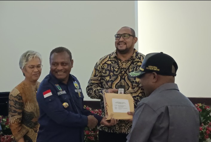 Bupati Teluk Bintuni menyerahkannya DPA secara simbolis kepada pimpinan OPD, Kamis (14/3) 