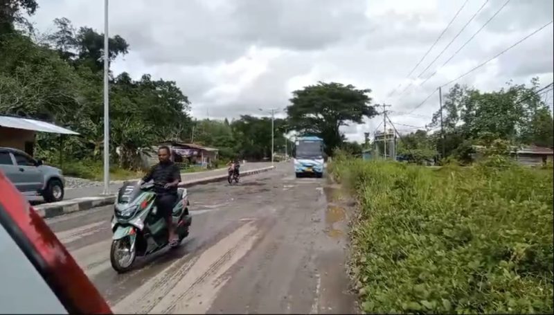 Tampak jalan raya dua jalur di SP 1 (Kampung Waraitama), Distrik Manimeri, kini telah mengalami kerusakan pada Kamis, 14 Maret 2024.
