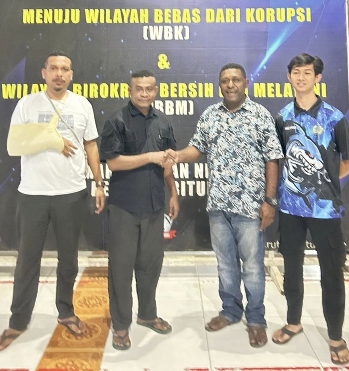 Setelah negosiasi yang intensif, advokat (tengah kanan) dan perwakilan karutan Teluk Bintuni (tengah kiri) menemukan titik temu untuk menyelesaikan secara damai kasus pemukulan yang mengguncang wilayah tersebut. Sabtu (16/3/2024) 