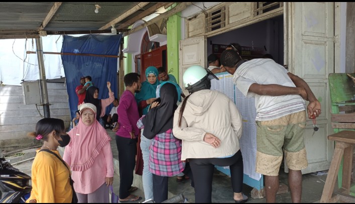 Warga memeriksa nama di papan pengumuman penerima PKH di Sekretariat Pelaksana Program Keluarga Harapan Dinas Sosial Kabupaten Teluk Bintuni, Senin (18/3/2024).