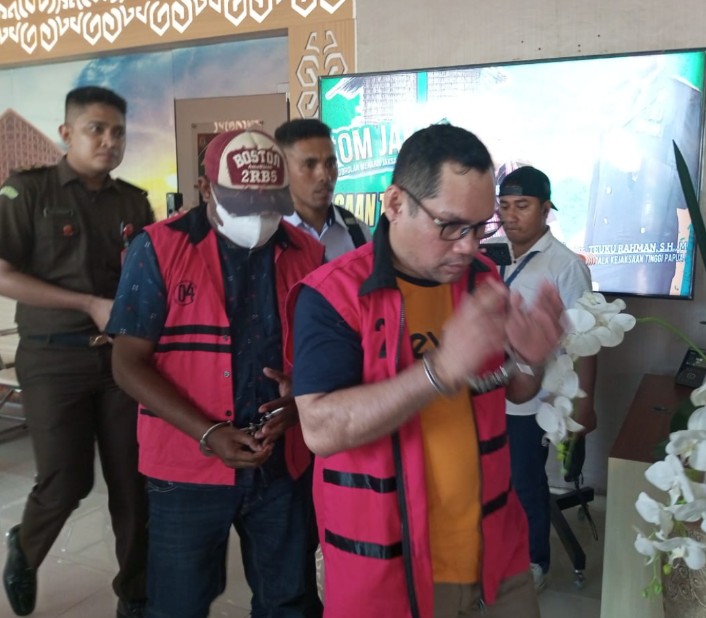 Dua tersangka Dugaan Kasus Korupsi, yang ditangani Kejati Papua Barat. Foto : M. Saragih/MPR