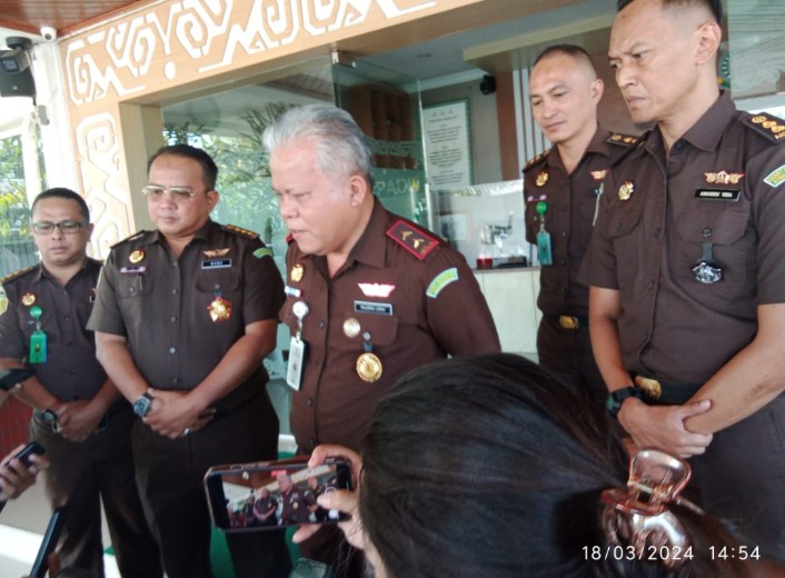 Kejati Papua Barat, Kejati Papua Barat, Dr. Harli Siregar, S.H., saat memberikan keterangan kepada wartawan, Senin (18/3/2024). Foto: M. Saragih