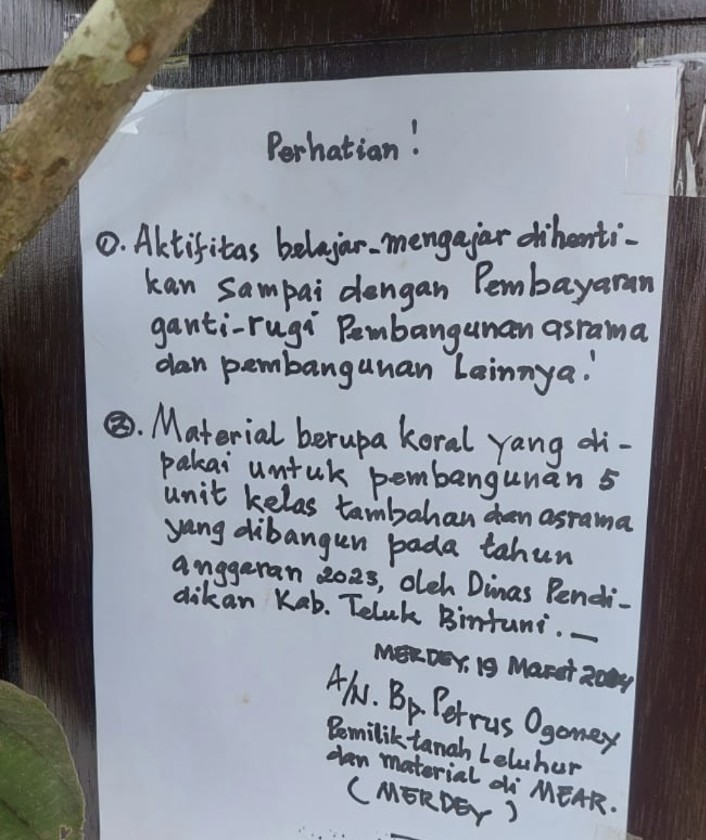 Keterangan Gambar : Isi tuntutan pemilik Ulayat Kampung Mear. Pemalangan di SMAN Merdey Terjadi Akibat Perselisihan Pembayaran dengan Pemilik Ulayat. Selasa (19/3/2024). Foto : dokumen Ibu Distrik Merdey. 