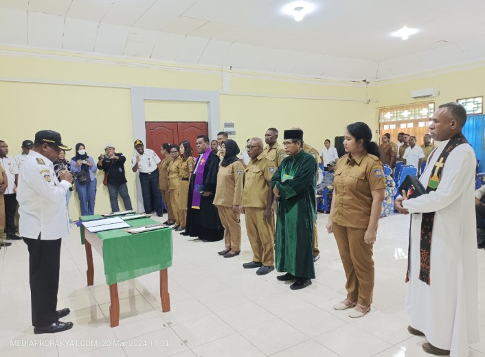 Bupati Teluk Bintuni Melantik dan mengambil Sumpah Janji di lingkungan Rumah Sakit Pratama Babo Raya, Rabu (20/3) . Foto : Haiser Situmorang