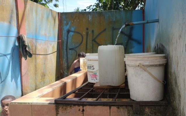 Setiap harinya, bak mandi umum di Tahiti, Bintuni menjadi penopang utama bagi sebagian warga dalam memenuhi kebutuhan akan air bersih. Foto : Haiser Situmorang, Sabtu (23/3/2024) 